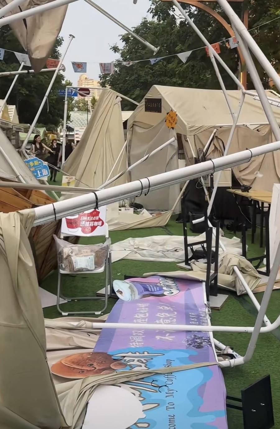 瞬時(shí)強(qiáng)風(fēng)暴雨 攤位帳篷遭襲:帳篷